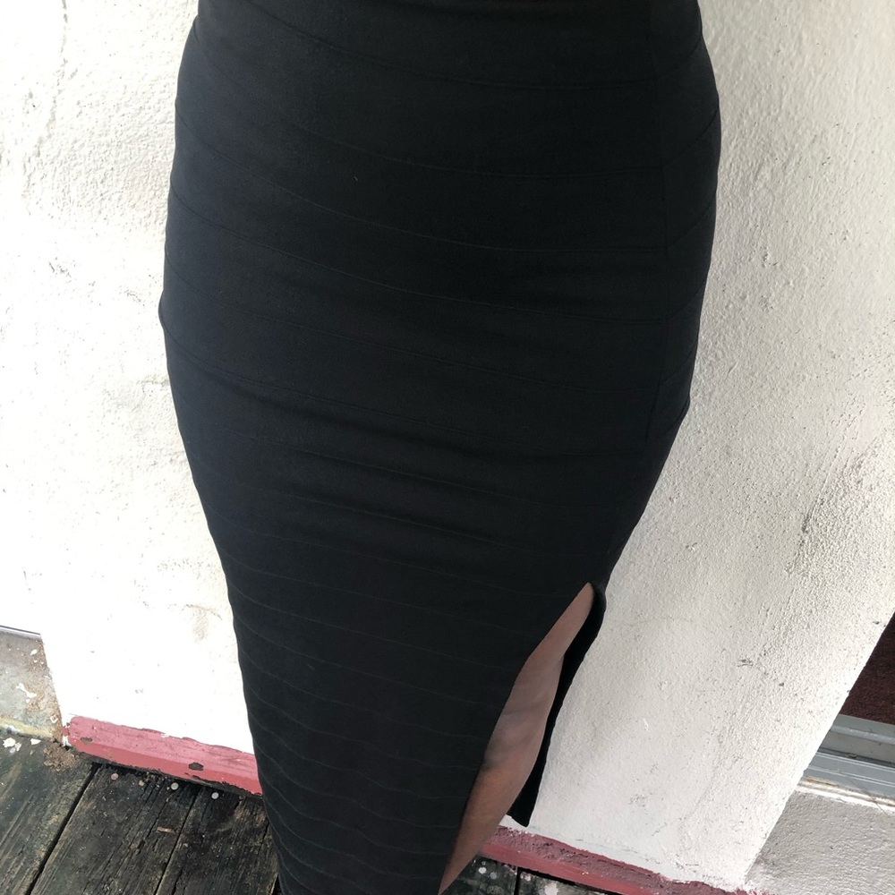 *SOLD DONT BUY* Black high waisted skirt with slit